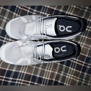Brand new pair of men’s onclouds!